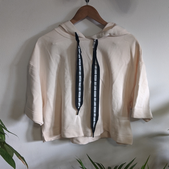 Alo Yoga Air Land Ocean Short Sleeve Crop Hoodie - Picture 4 of 8